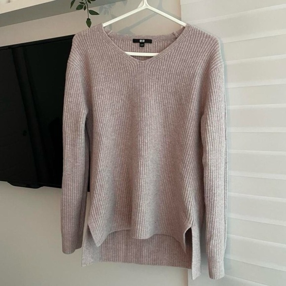 V neck longsleeve sweater 
Color: soft pink
Size: XS - Picture 1 of 4